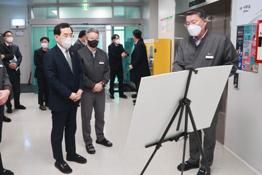 이창양 산업부 장관이 1월 3일 LG화학 생명과학사업본부 오송공장을 방문했다. <산업부>